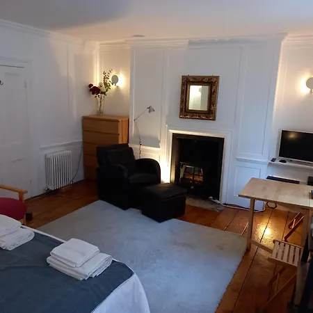Large Bright Soho Studio Flat With Large Terrace